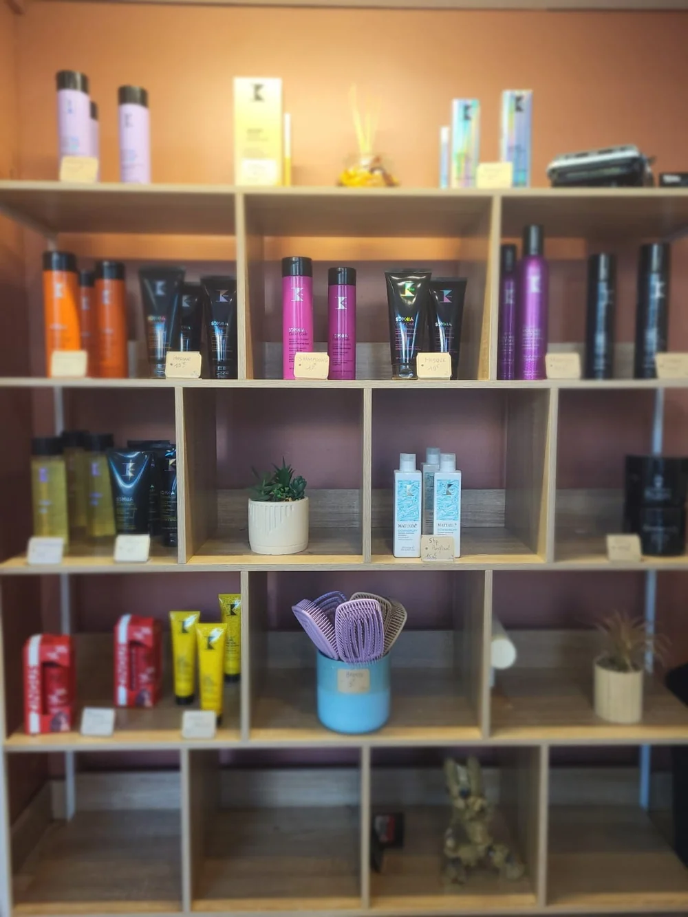 Étagère de produits capillaires au salon En tête à tête