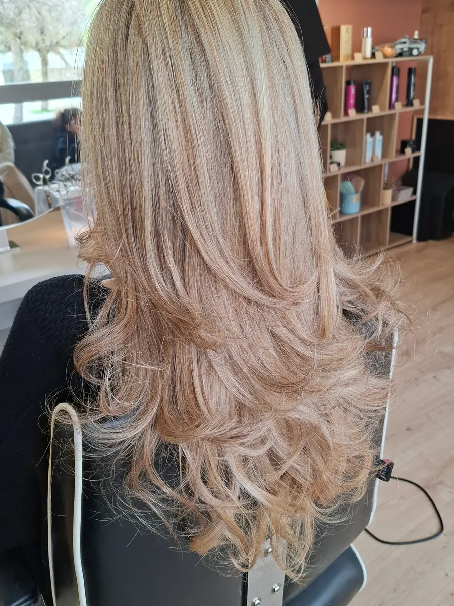 Coiffure blonde bouclée et brushing volume, salon En tête à tête à Hyères